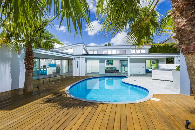 Solar heated pool, spa, entertaining & BBQ area