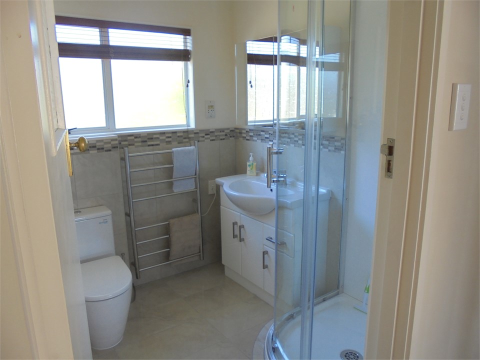 DSC00657 up stairs bathroom