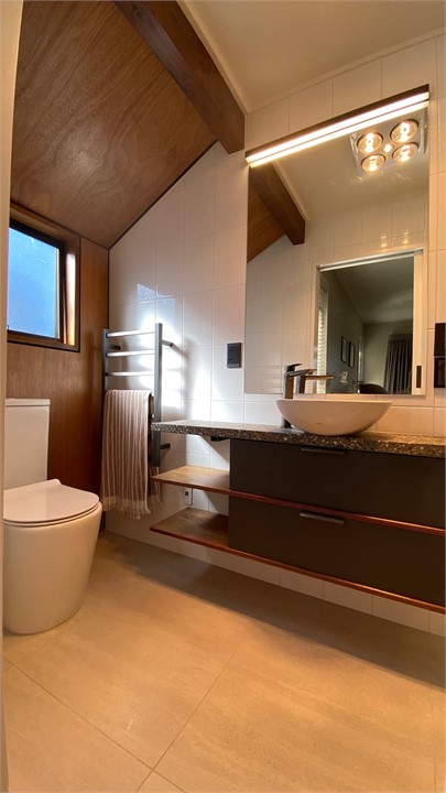 Main ensuite (includes shower no shown)