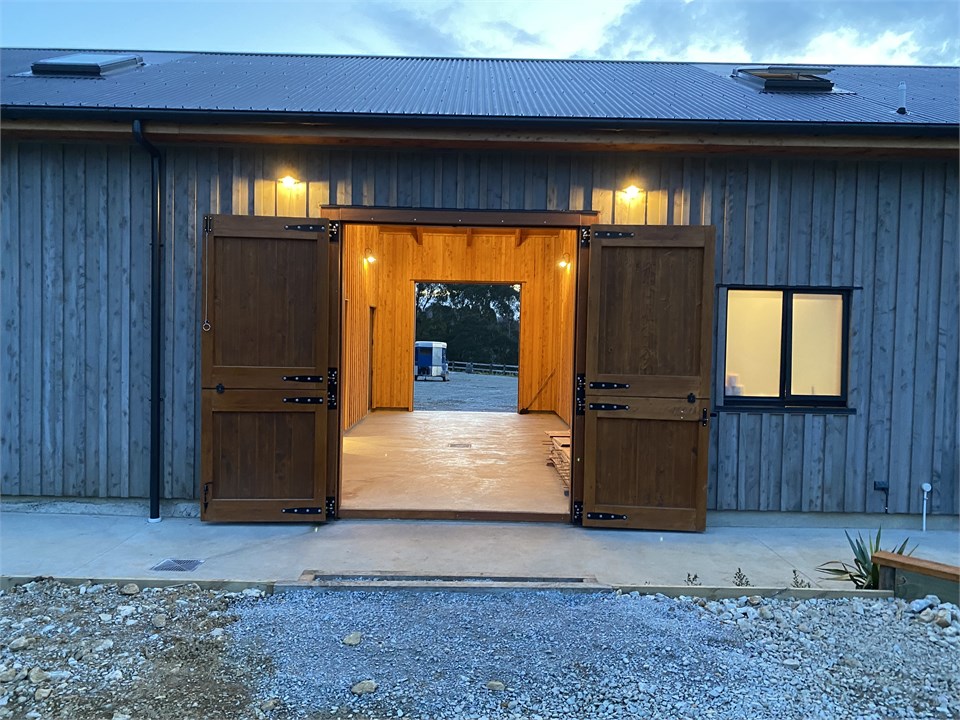 Central stable walkway