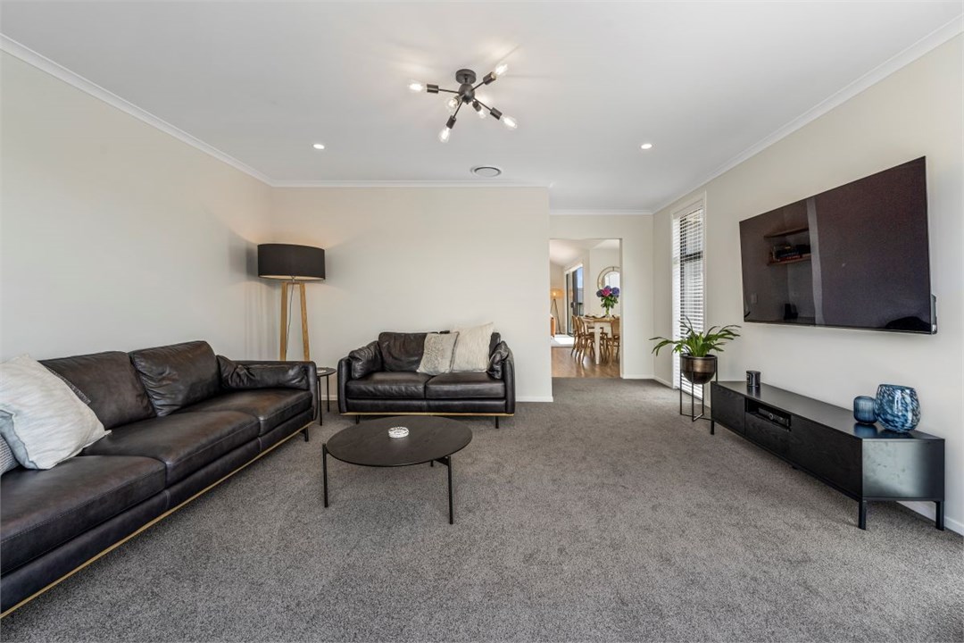 Second living area with Smart tv + Sky