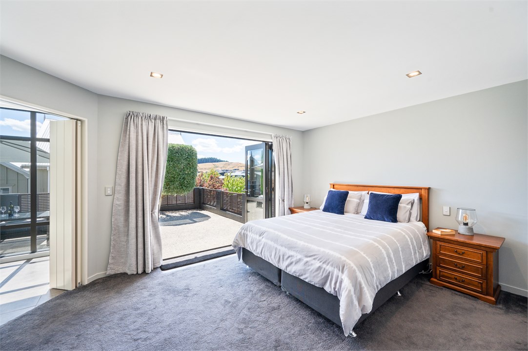 Large Master Bedroom with King bed & ensuite