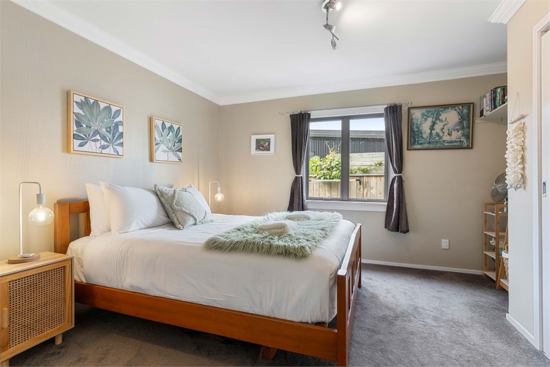 Queen bed (main bach)