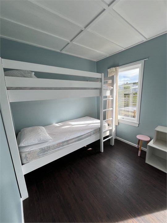 Bunk room (downstairs)