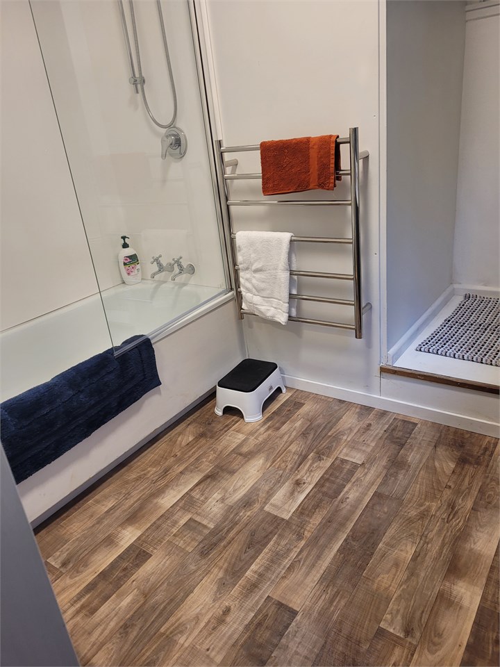 Downstairs ensuite full bathroom