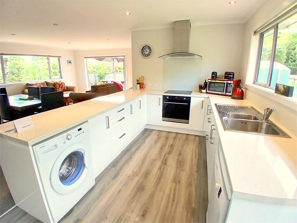 Washing machine and dishwasher at end of kitchen