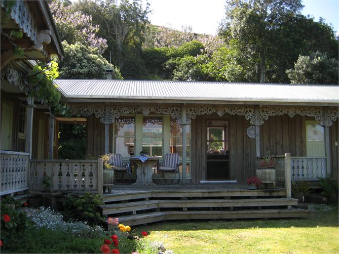 Self-contined unit with inner garden