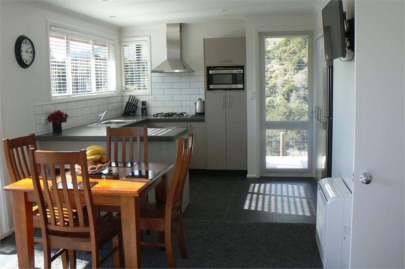 Kitchen/dining table