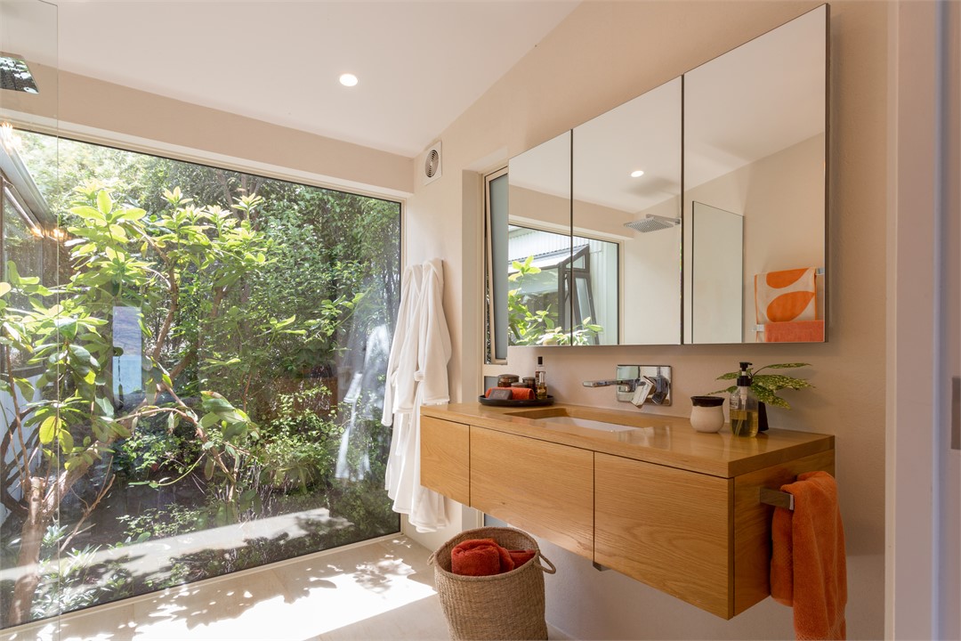 ensuite to master bedroom