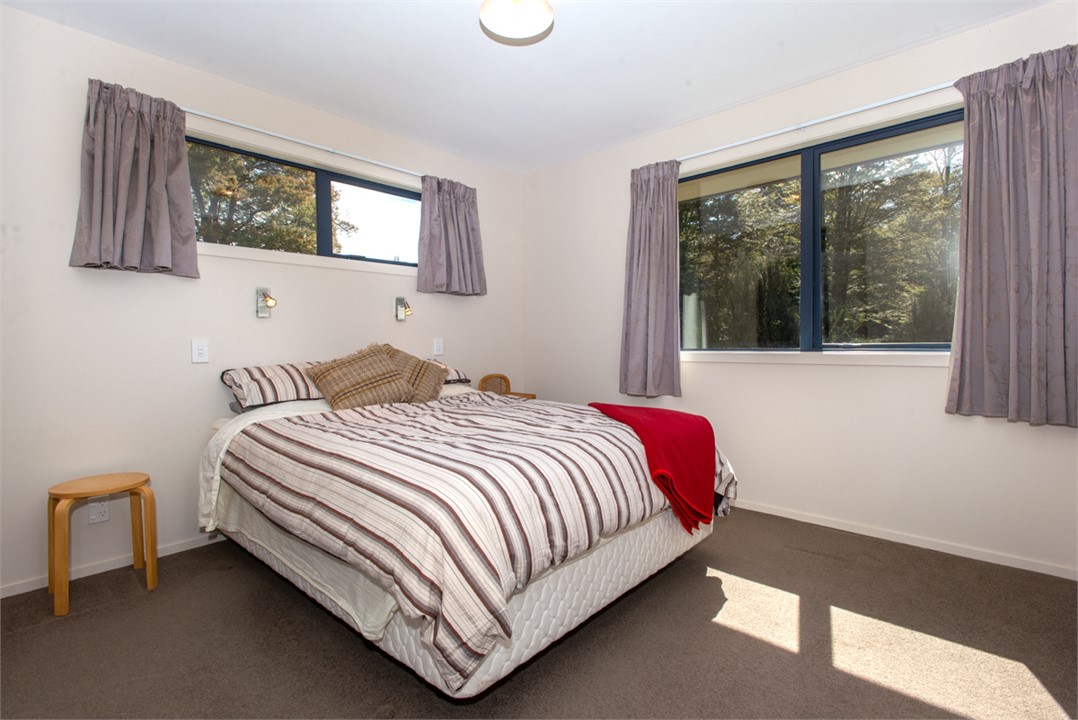 Master Bedroom - Queen bed