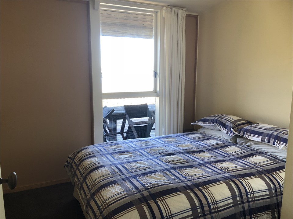 Queen bedroom - lake view