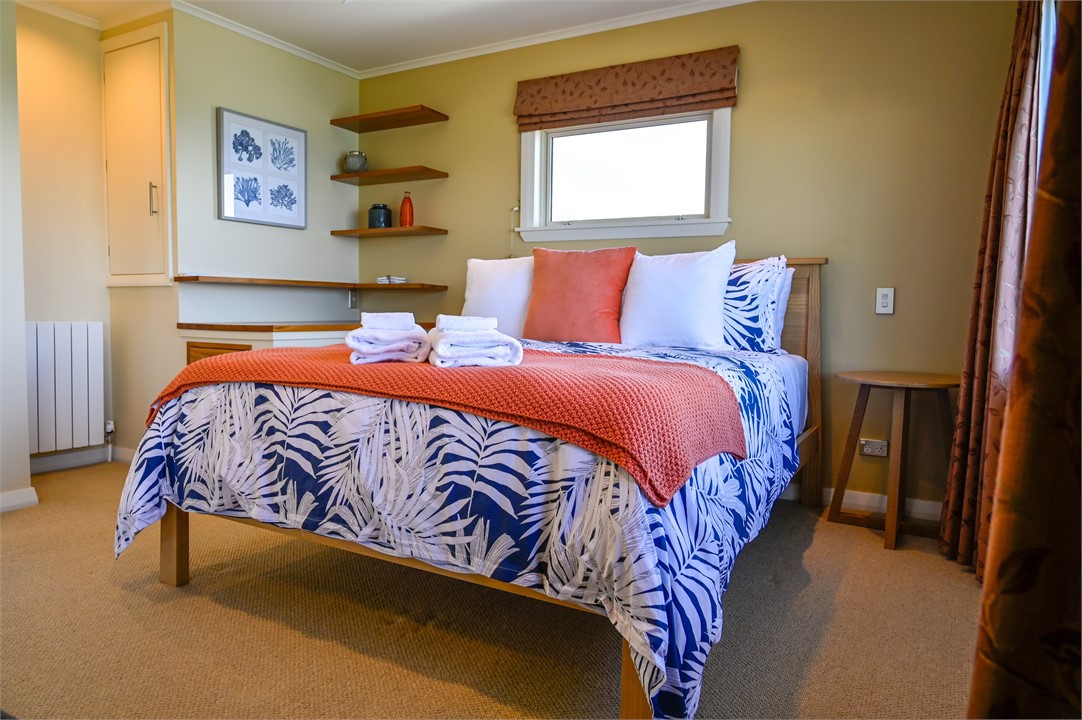 Bedroom 2 with Queen bed