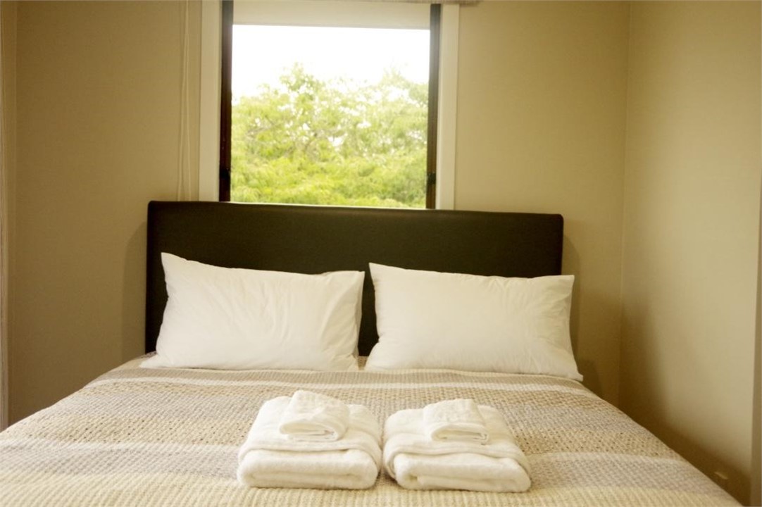 queen bed room upstairs  (lake view, balcony)