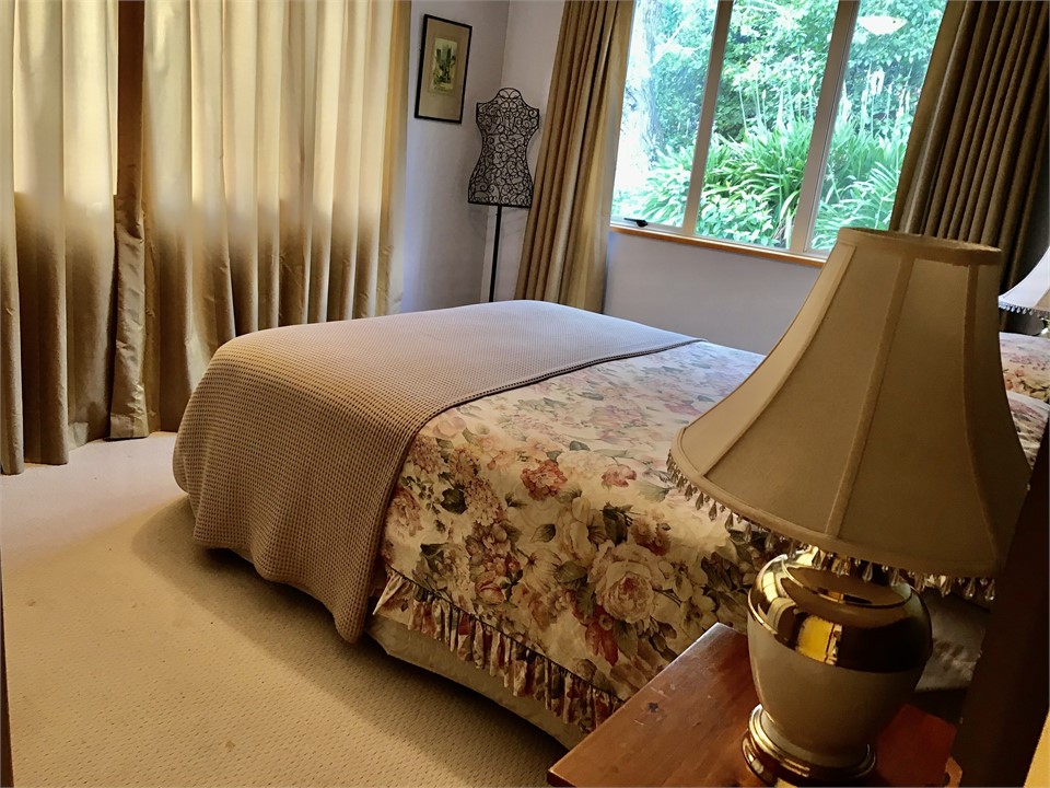 Master bdrm with queen bed