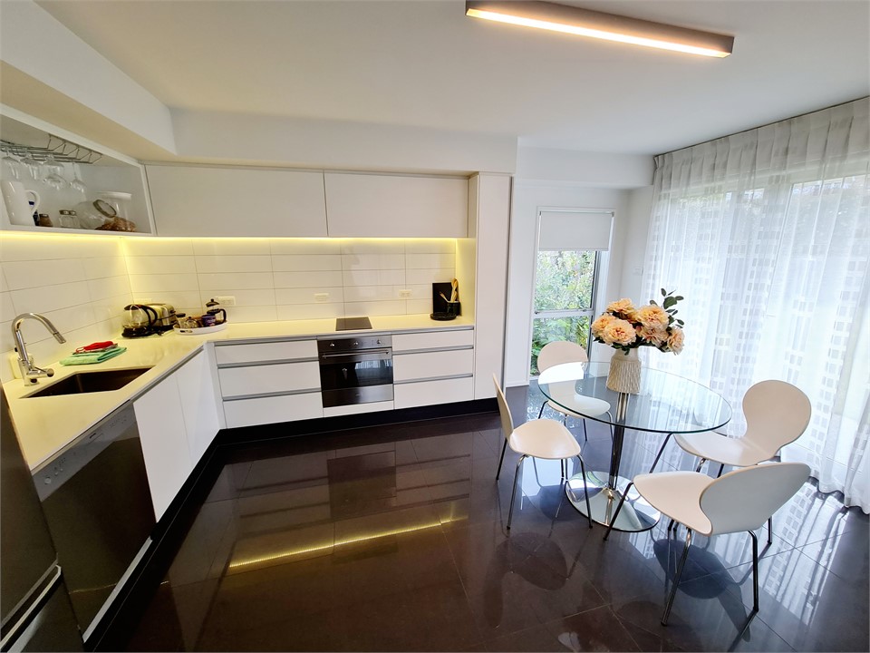 Full kitchen and dining