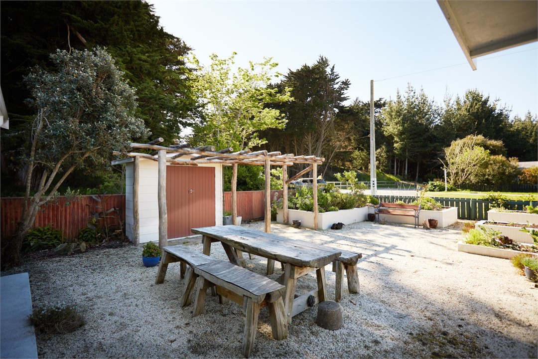 Barbeque shed and outside dining.