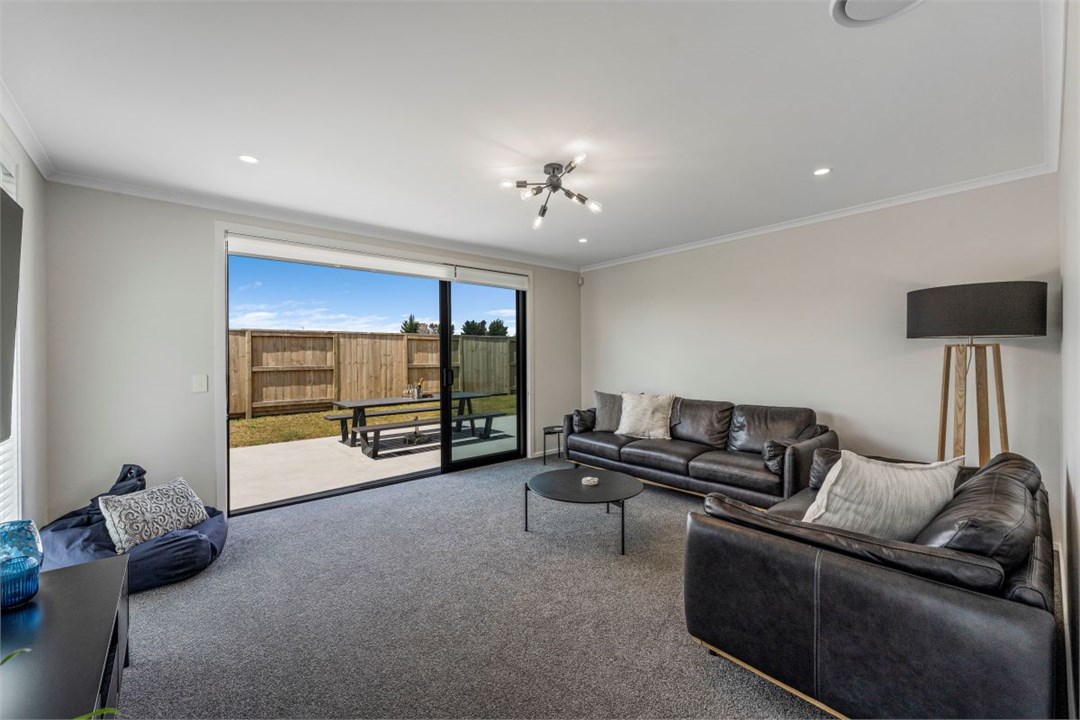 Second living area with Smart tv + Sky