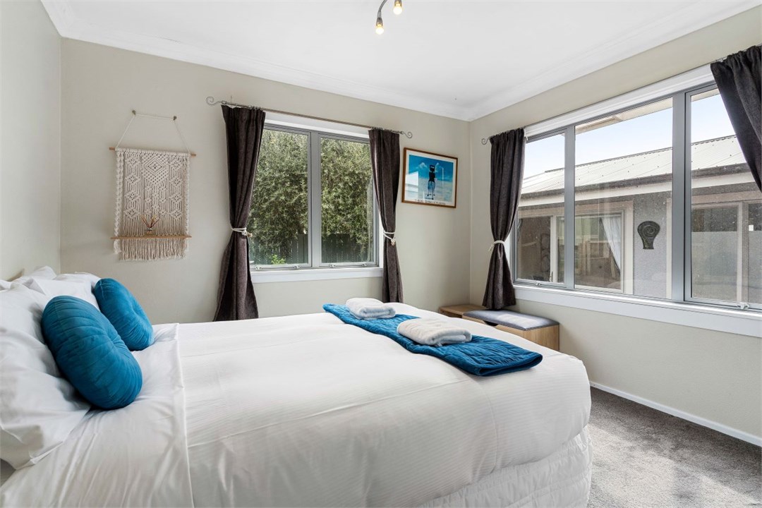 Queen bed (main bach)