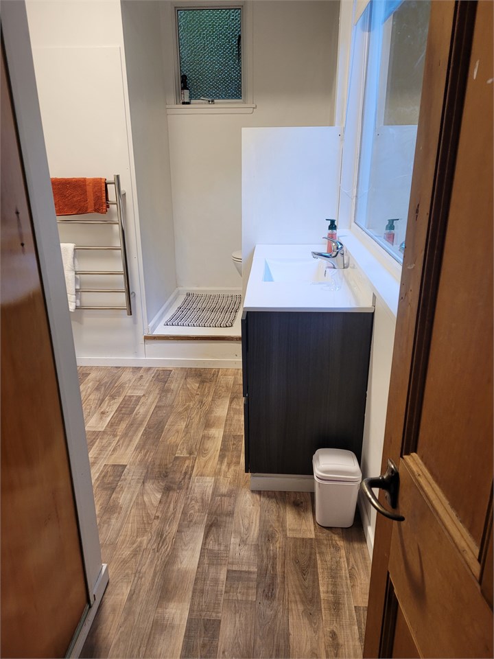 Downstairs ensuite full bathroom