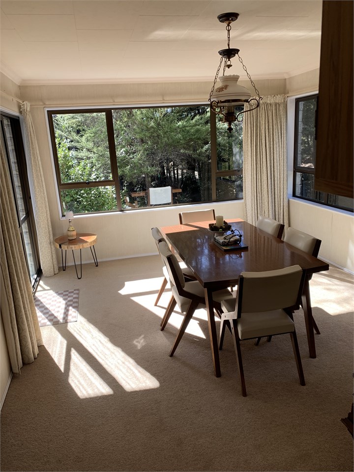 Dining room (table extends to seat 8-10)