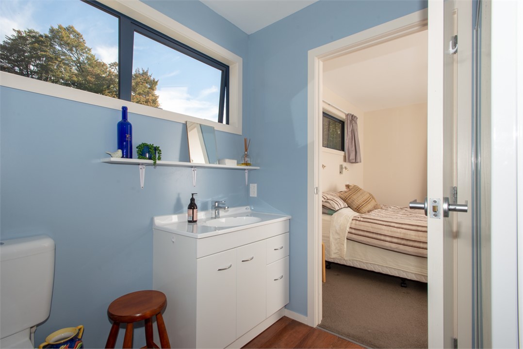 Ensuite /bathroom - shower, toilet and vanity