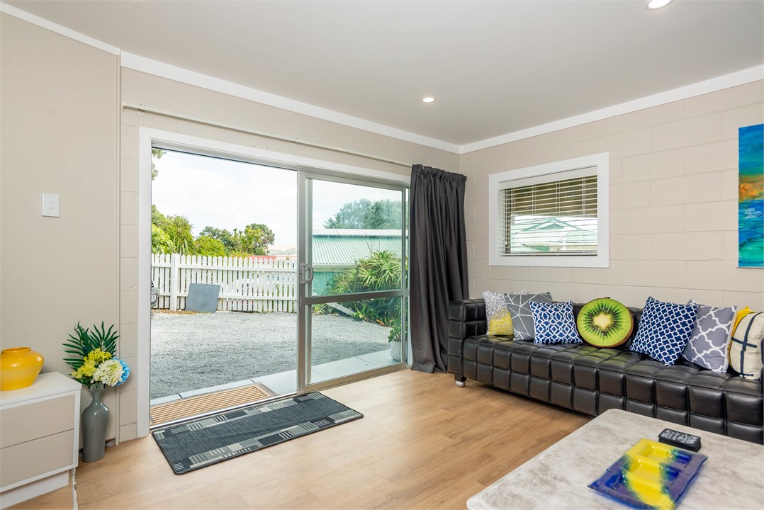 Lounge with Ranch-slider front entrance