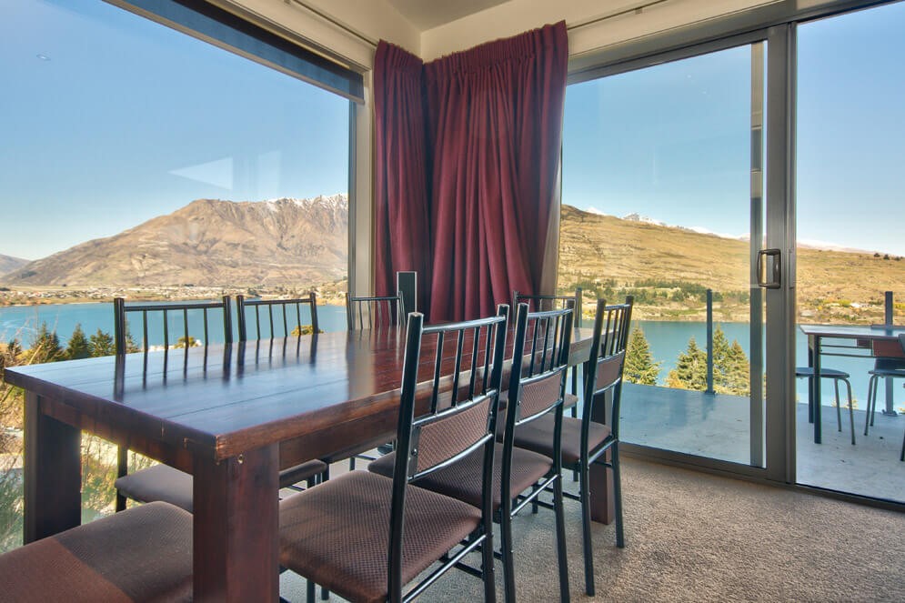 COMFORTABLE DINNING to SPECTACULAR LAKE VIEWS