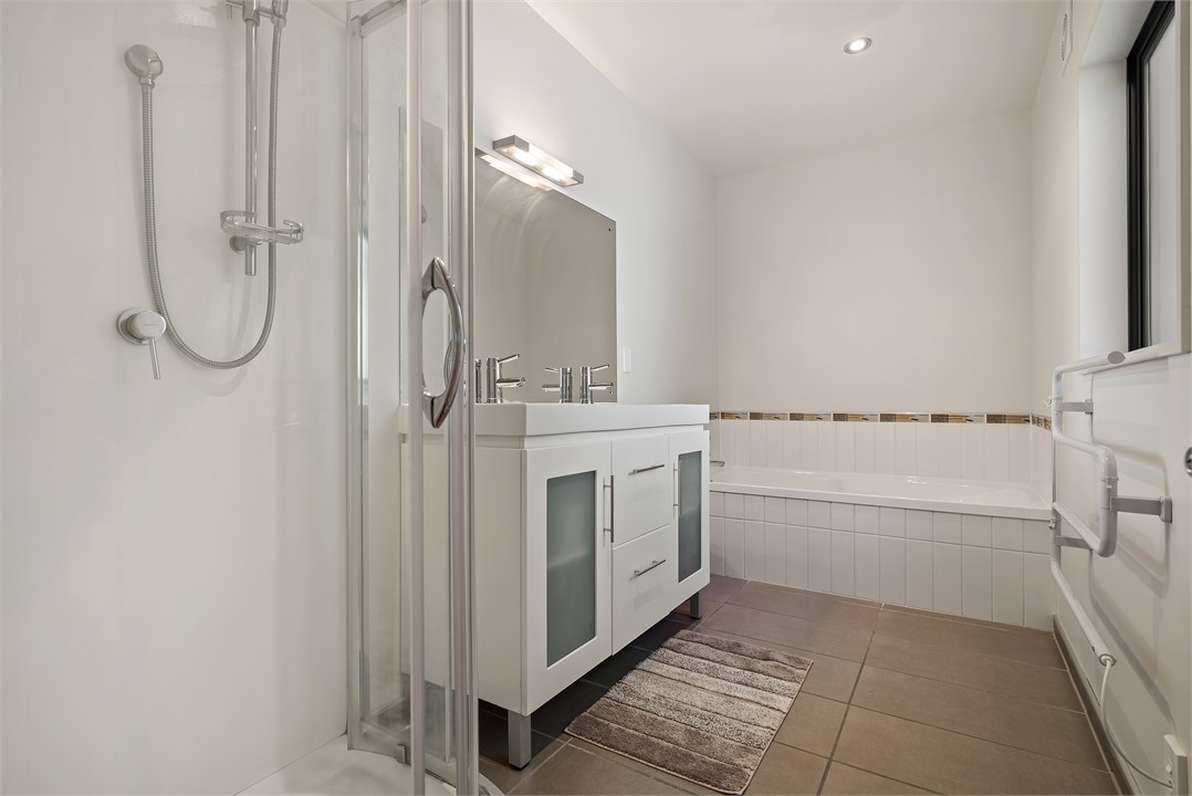 Upstairs bathroom, with heated floor and towel-rai