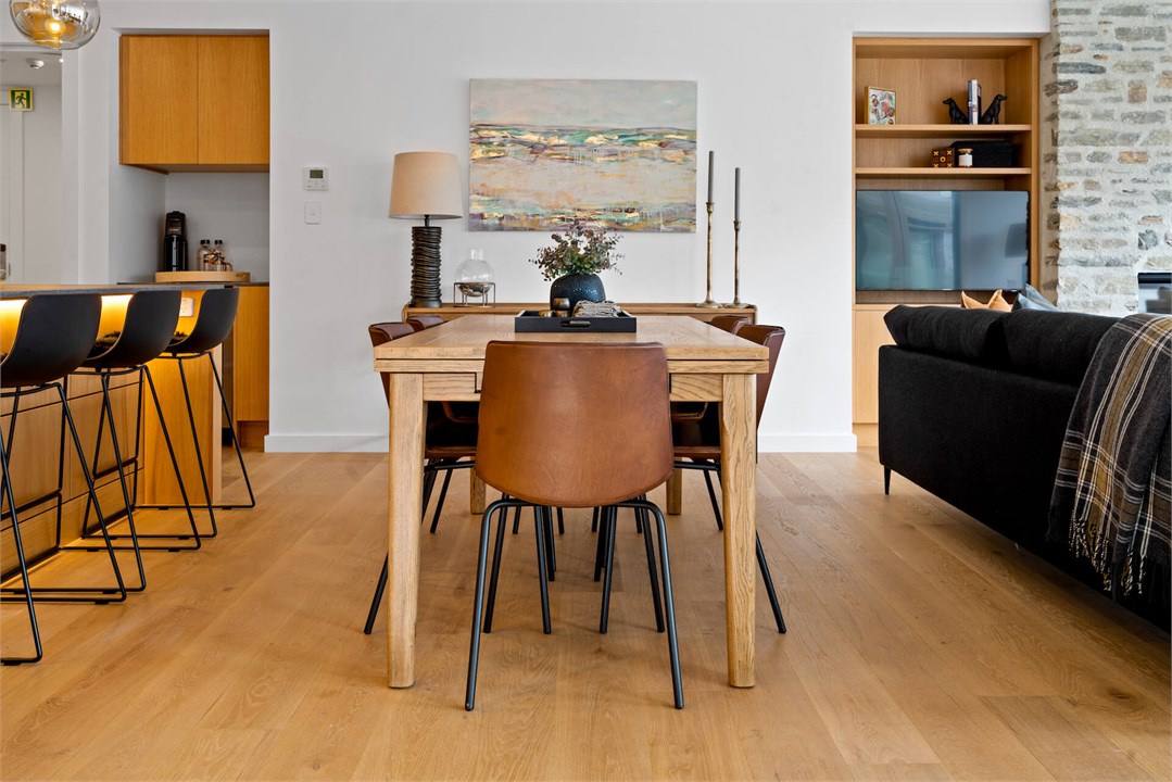 Genoa - dining table