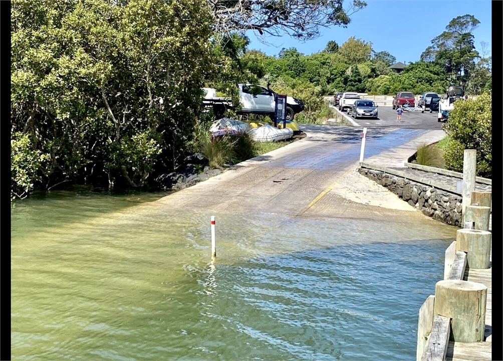 Public boat ramp 1 km away from house