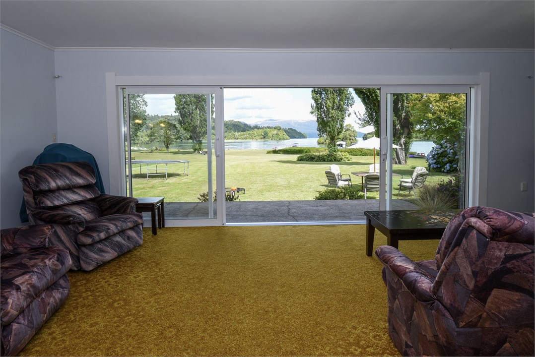 Lounge with View to lake