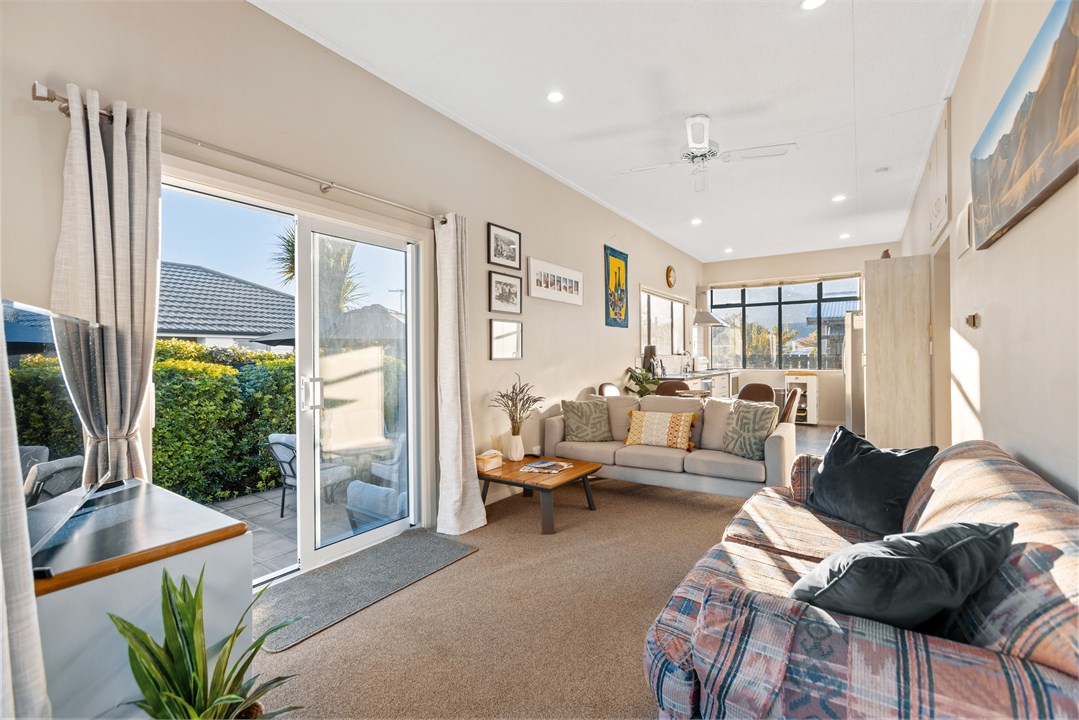 Living Area - Indoor/Outdoor flow