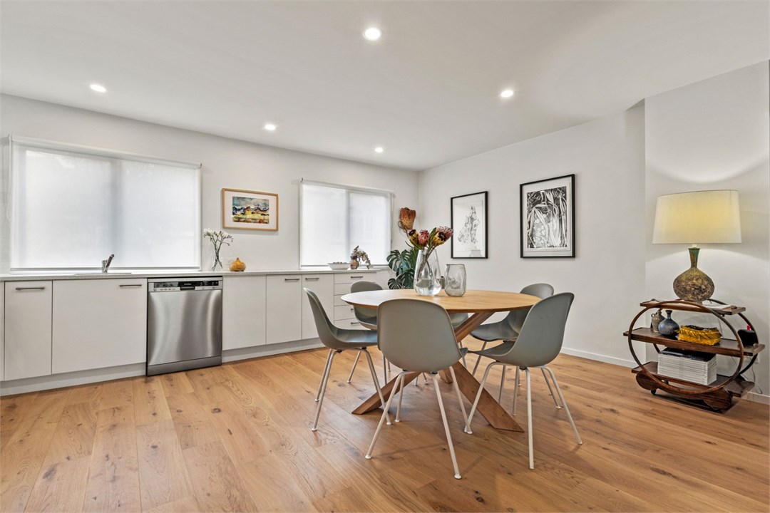 Dining table that seats 6 people