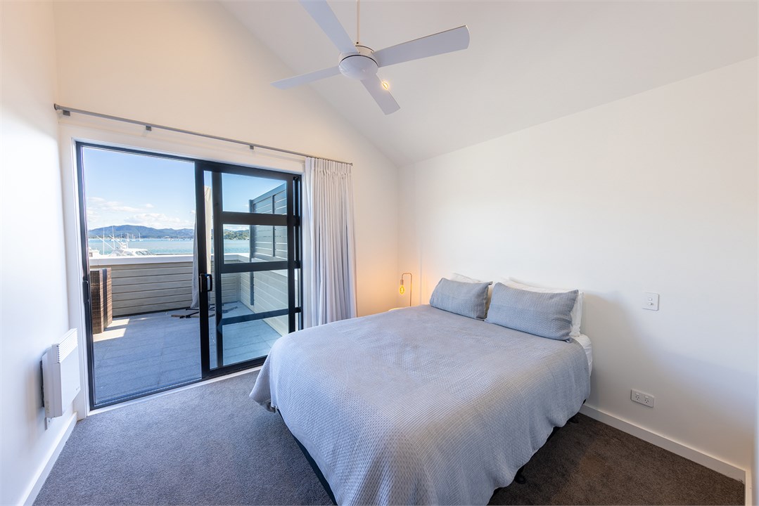 upstairs queen bedroom 3