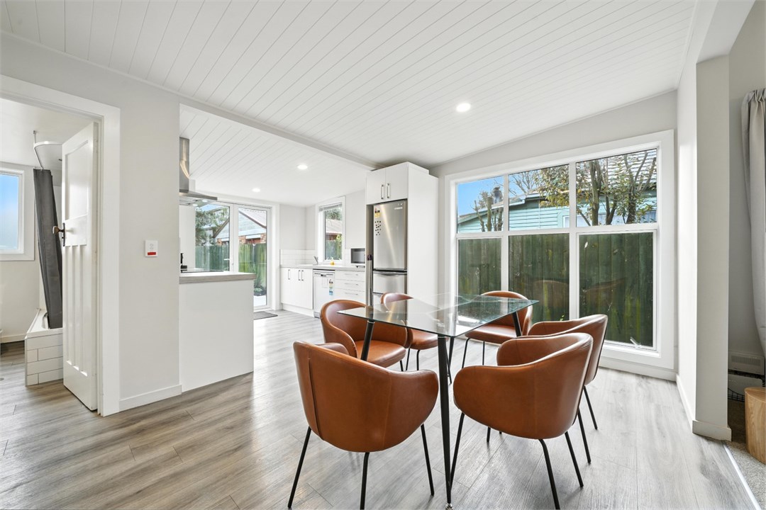 Dining table that seats 4 people