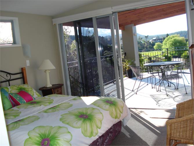 Second bedroom upstairs, TV, queen size