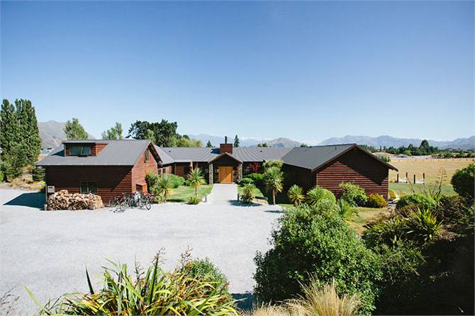 lodge entrance / carpark