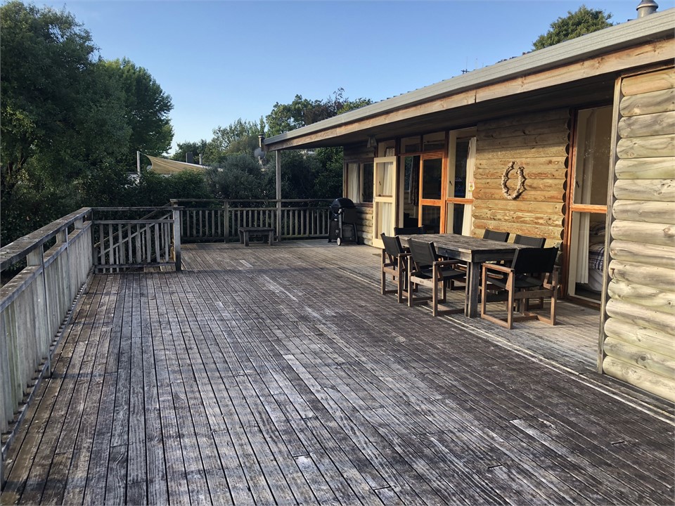 Expansive deck