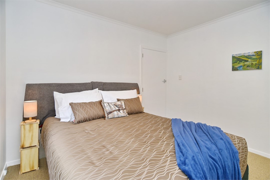 Bedroom 1 has a Queen bed