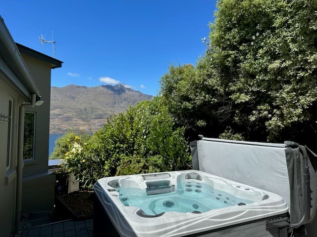 Hot tub, private gardens