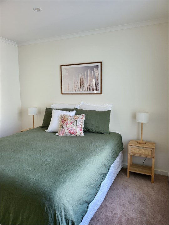 2nd bedroom - king bed