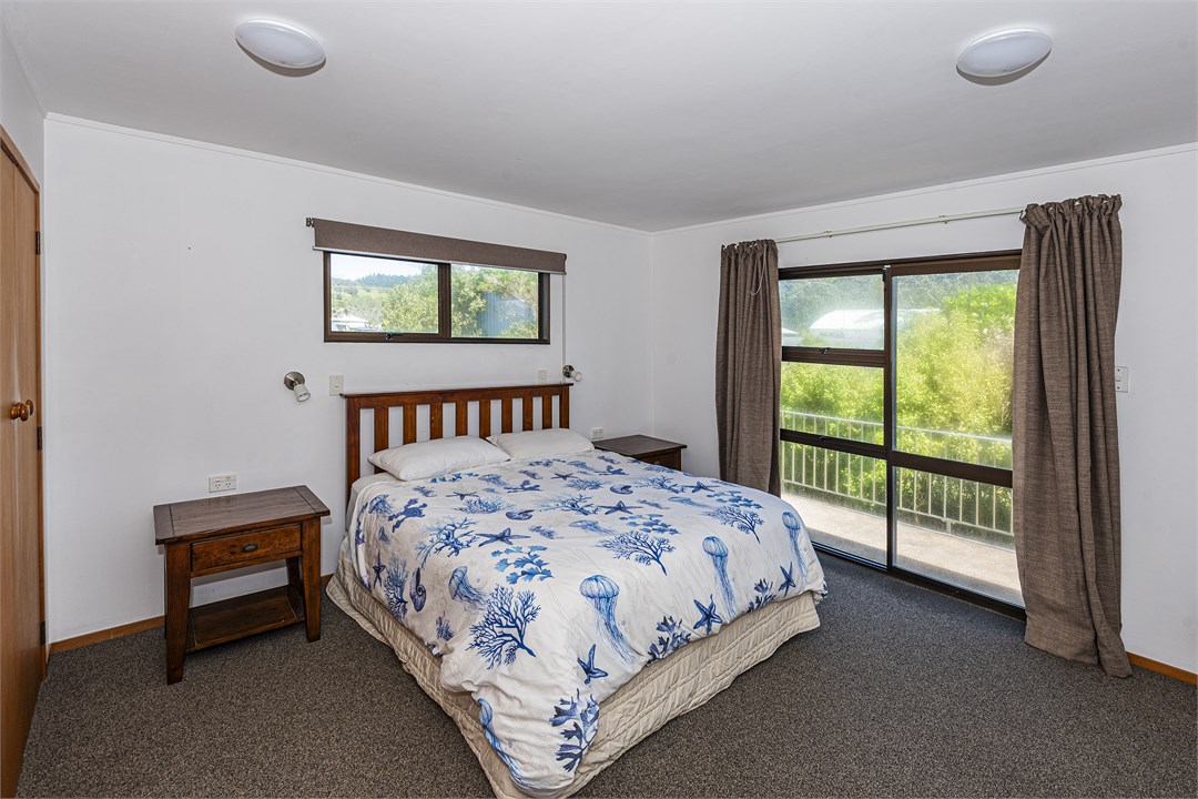 Master bedroom - king bed