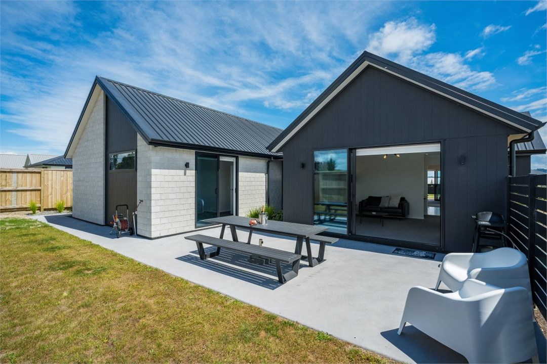 Private & fenced back yard with BBQ & outdoor furn