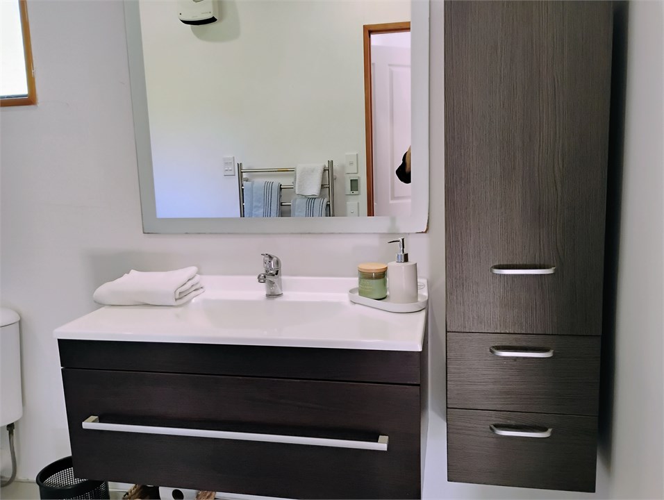 Master bedroom ensuite bathroom upstairs.