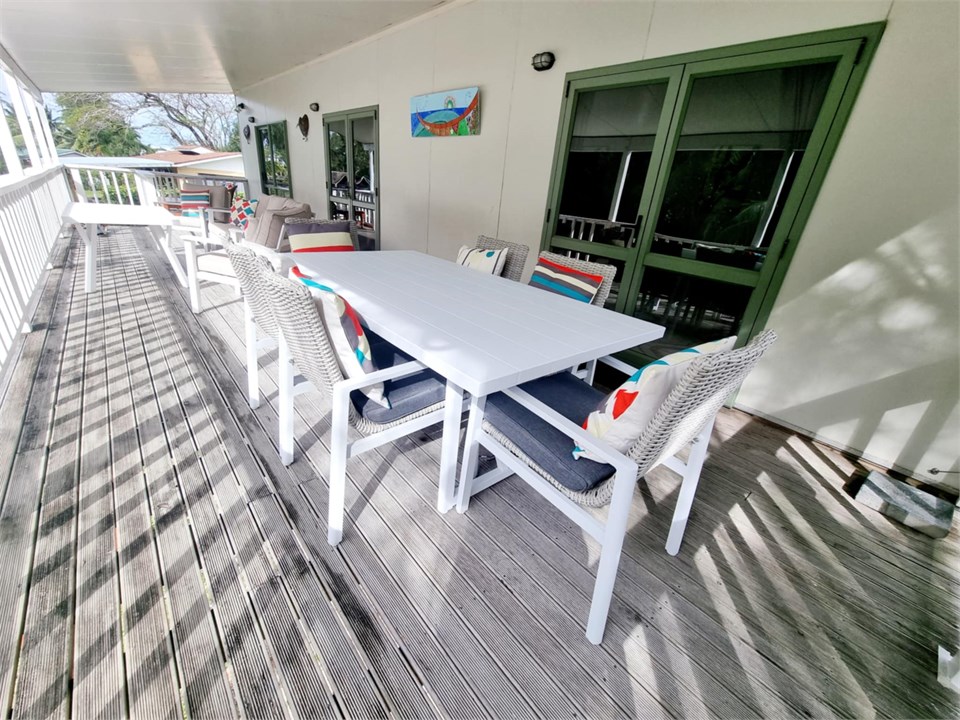 Airy outdoor dining space