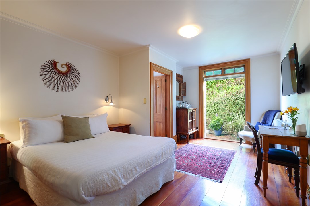 Abel Abode with Queen bed and Garden view