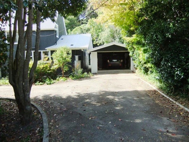 Easy access in and out driveway, plenty of parking