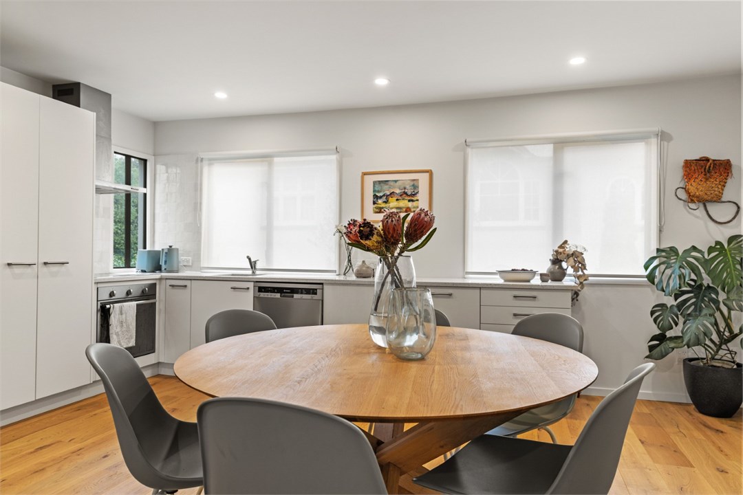 Dining table that seats 6 people