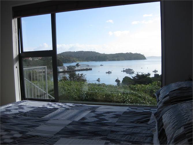 Main Bedroon - Queen bed 