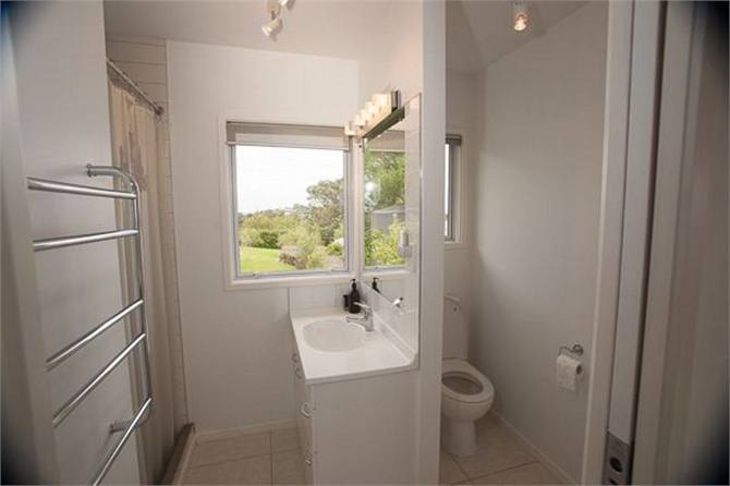 Upstairs bathroom Waiheke holiday home rental